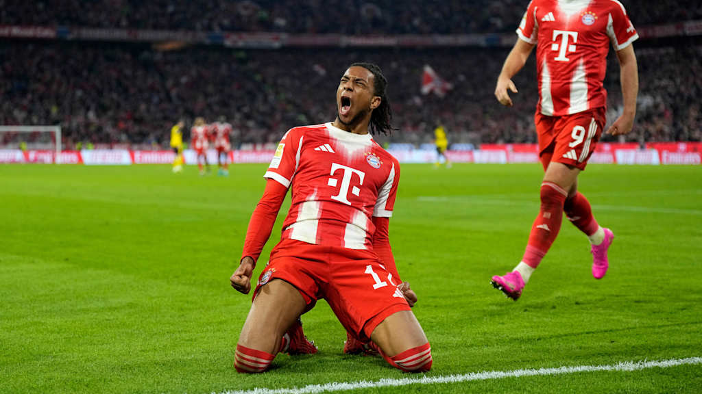 Michael Olise jubelt im roten Trikot auf den Knien gegen Dortmund.