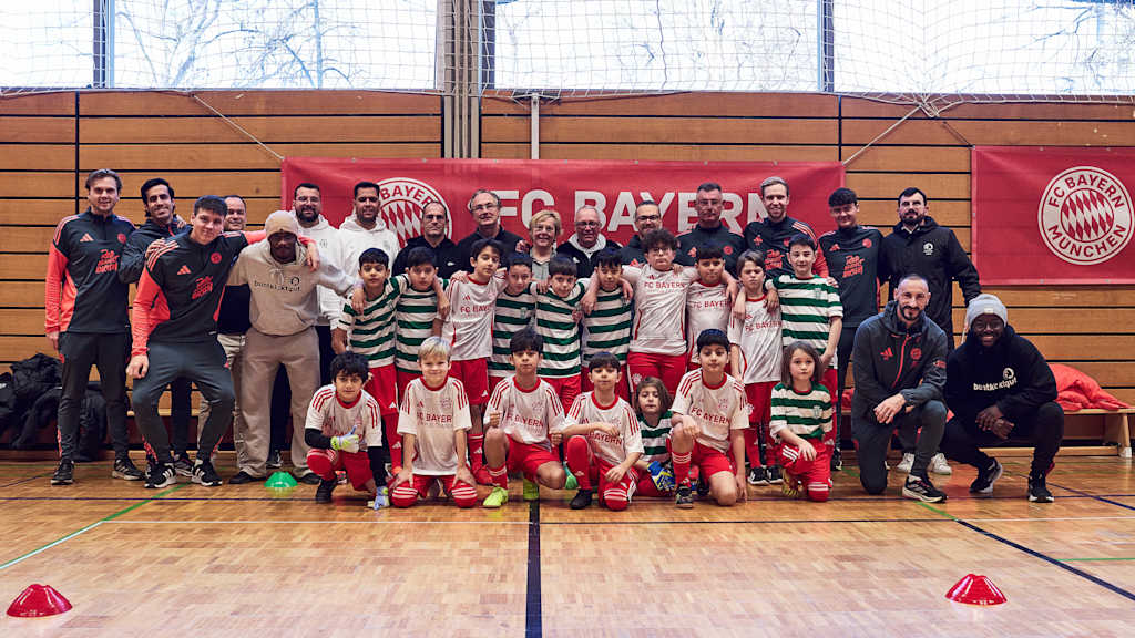 Gruppenfoto beim Kindertraining im Rahmen von FC Bayern vs. Sporting Lissabon