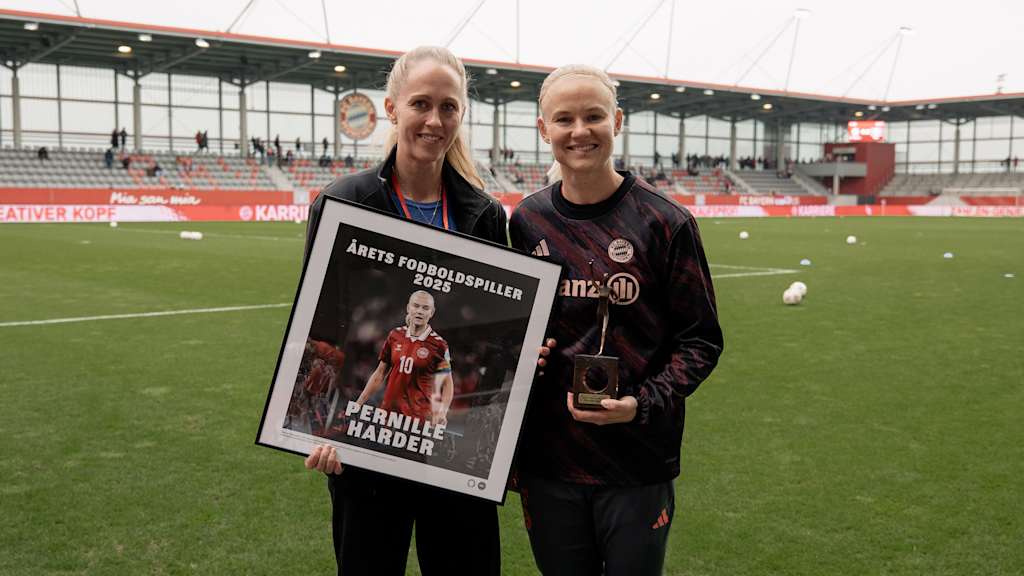 Pernille Harder posiert mit ihrer Trophäe.