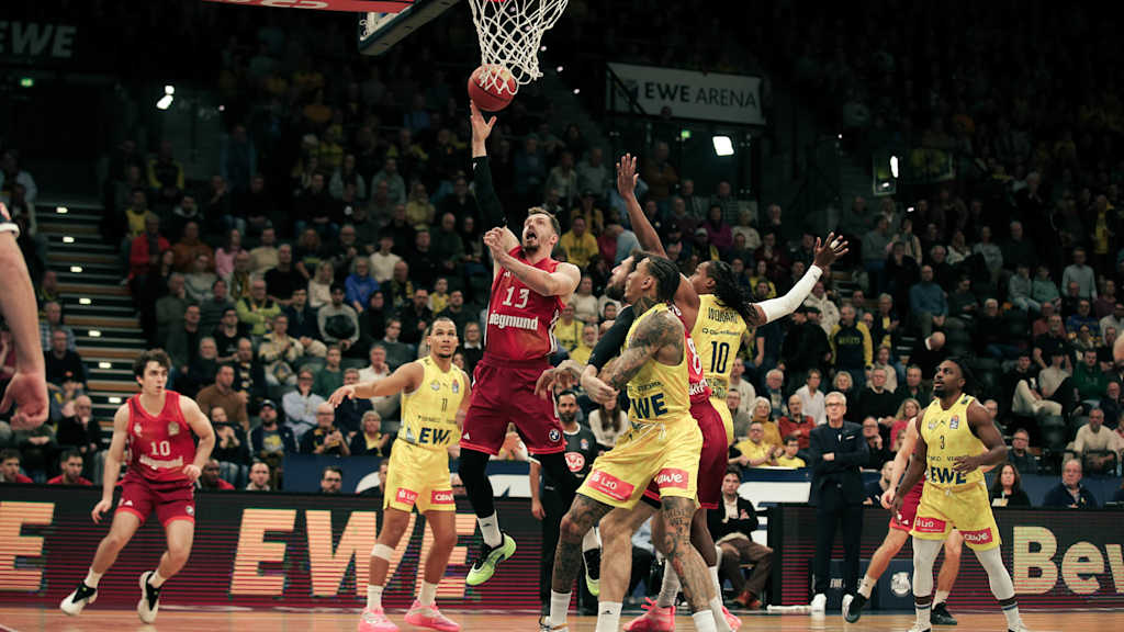 Andi Obst beim Korbleger-Versuch