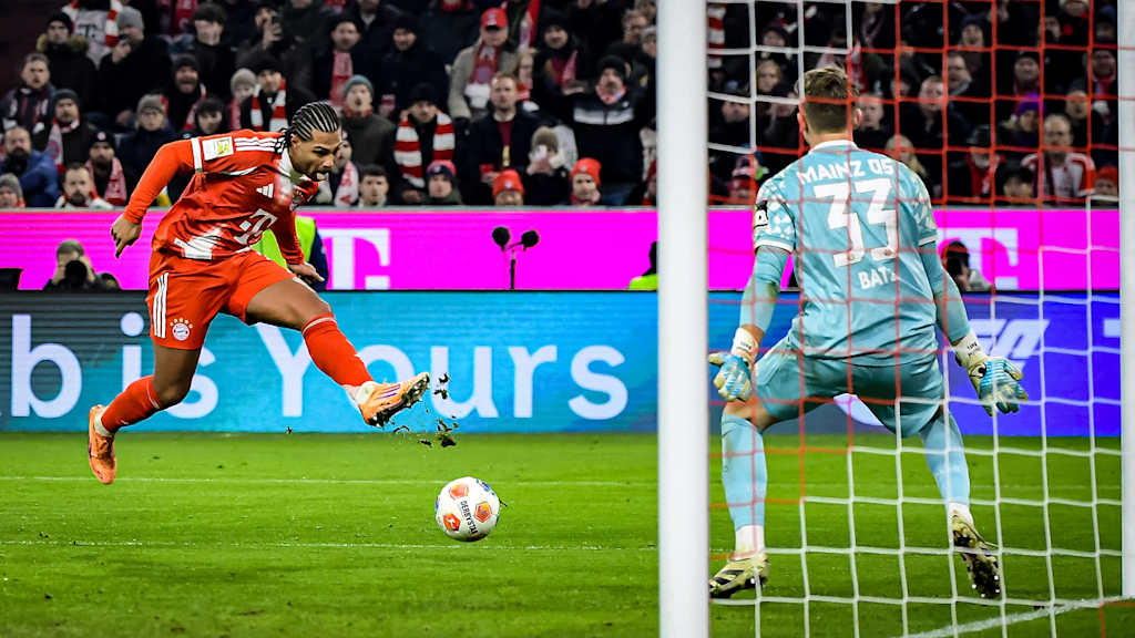Serge Gnabry beim Torschuss während des Bundesliga-Heimspiels des FC Bayern gegen den 1. FSV Mainz 05