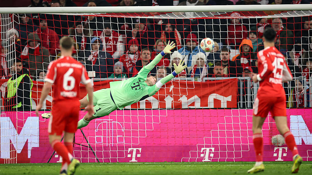 Manuel Neuer streckt sich vergeblich nach dem Ball während des Bundesliga-Heimspiels des FC Bayern gegen den 1. FSV Mainz 05