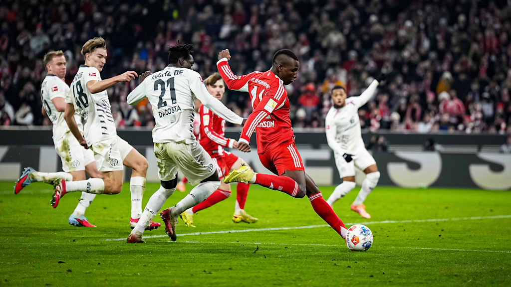 Nicolas Jackson beim Torschuss während des Bundesliga-Heimspiels des FC Bayern gegen den 1. FSV Mainz 05