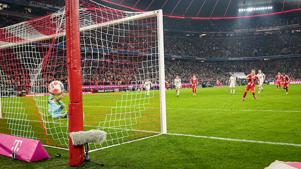 Harry Kane trifft zum Elfmeterpunkt während des Bundesliga-Heimspiels des FC Bayern gegen den 1. FSV Mainz 05