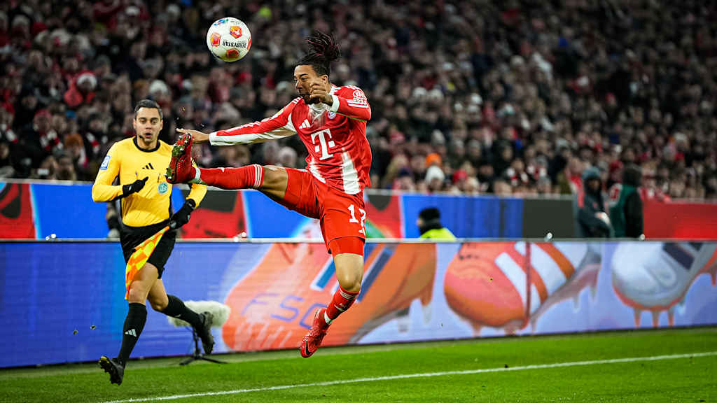 Michael Olise saugt den Ball herunter während des Bundesliga-Heimspiels des FC Bayern gegen den 1. FSV Mainz 05