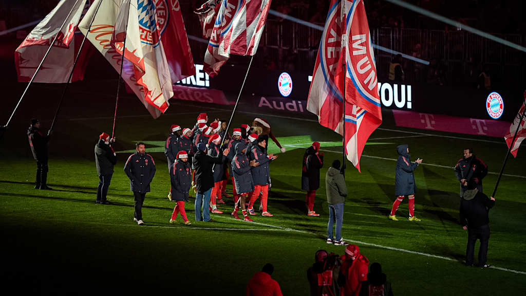 Die Mannschaft bedankt sich bei den Fans nach dem Heimspiel des FC Bayern gegen den 1. FSV Mainz 05 in der Bundesliga