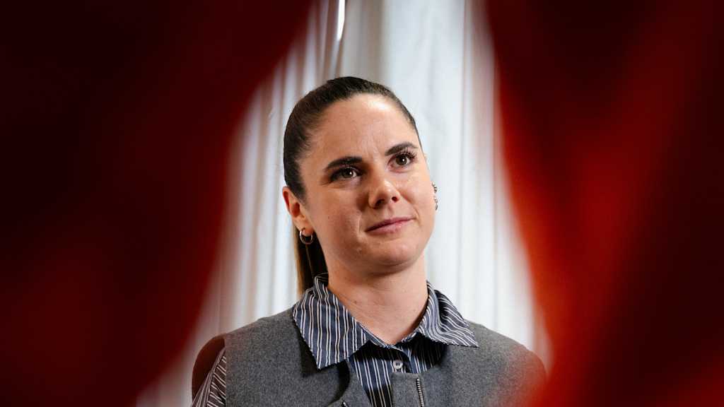 Sarah Zadrazil während der Vertragsverlängerung am FC Bayern Campus.