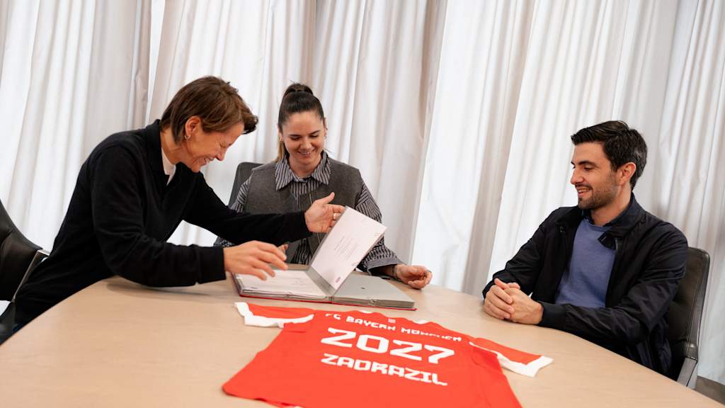 Bianca Rech, Sarah Zadrazil und Francisco De Sá Fardilha während der Vertragsverlängerung von Sarah Zadrazil.