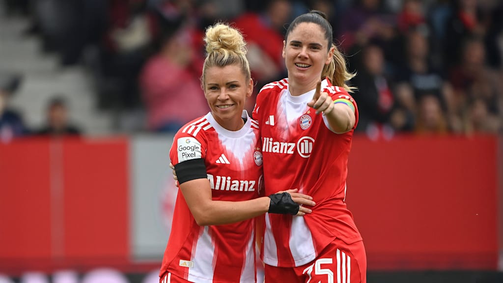 Sarah Zadrazil und Linda Dallmann bejubeln ein Tor im Testspiel gegen Real Madrid.