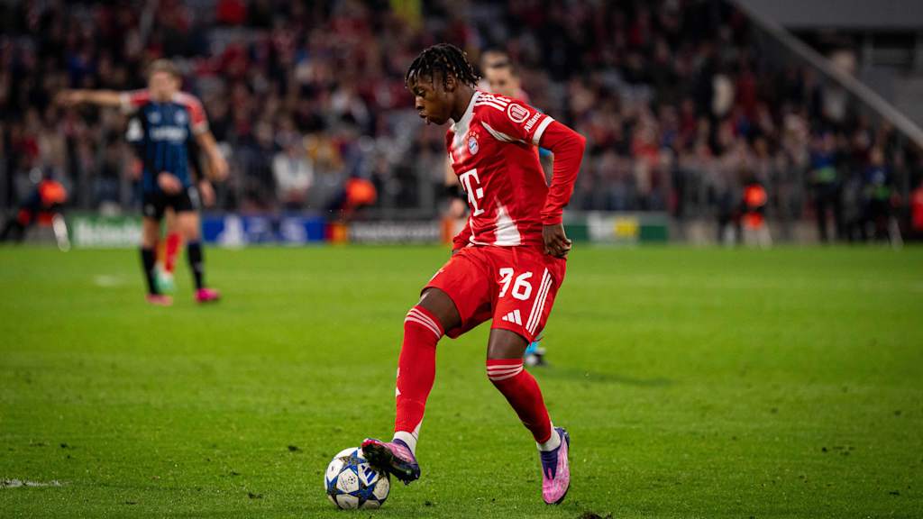 Wisdom Mike schaut auf den Ball an seinem Fuß.