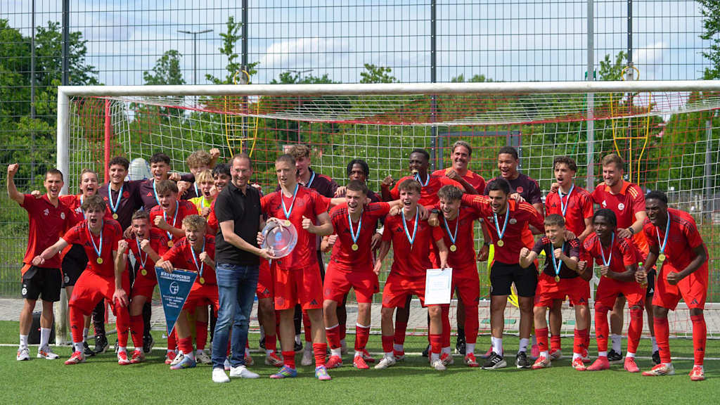 Die FC Bayern U16 posiert mit der Meisterschale.