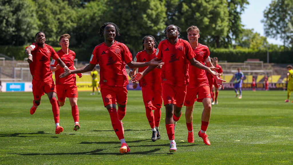 Richard Ajayi und Frank Egwuatu jubeln gemeinsam mit den Teamkollegen über einen Treffer.