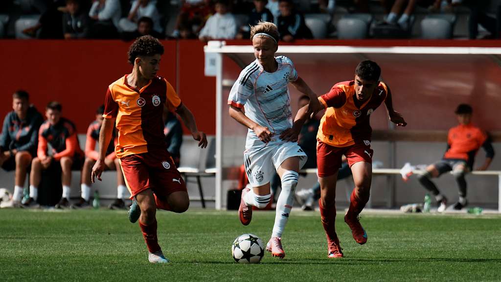 Szene aus dem Spiel des FC Bayern gegen Galatasaray Istanbul beim U15 Elite Cup am FC Bayern Campus