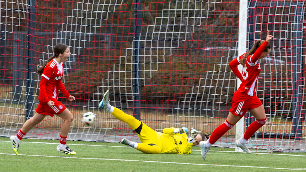 Die Spielerinnen der U17 des FC Bayern bejubeln ihr Tor.