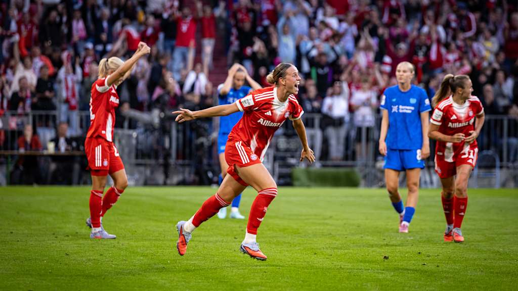 Klara Bühl bejubelt einen Treffer in der Allianz Arena.