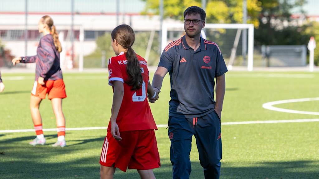U17-Cheftrainer Max Steffen klatscht sich mit einer Spielerin ab.