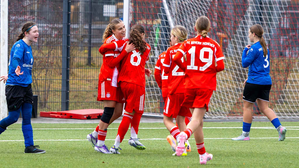 Die Spielerinnen der U17 des FC Bayern bejubeln einen Treffer.