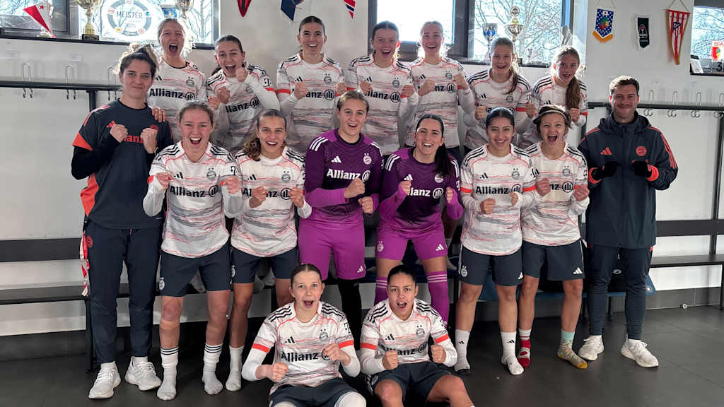 Die U17 Juniorinnen nach ihrem Sieg in der Kabine.
