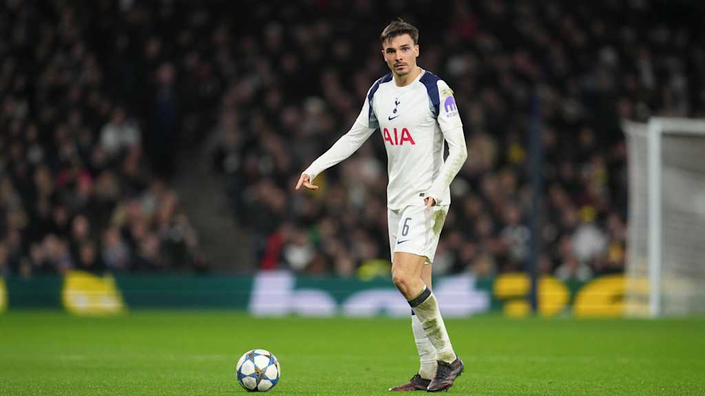 João Palhinha führt den Ball im Trikot der Spurs.