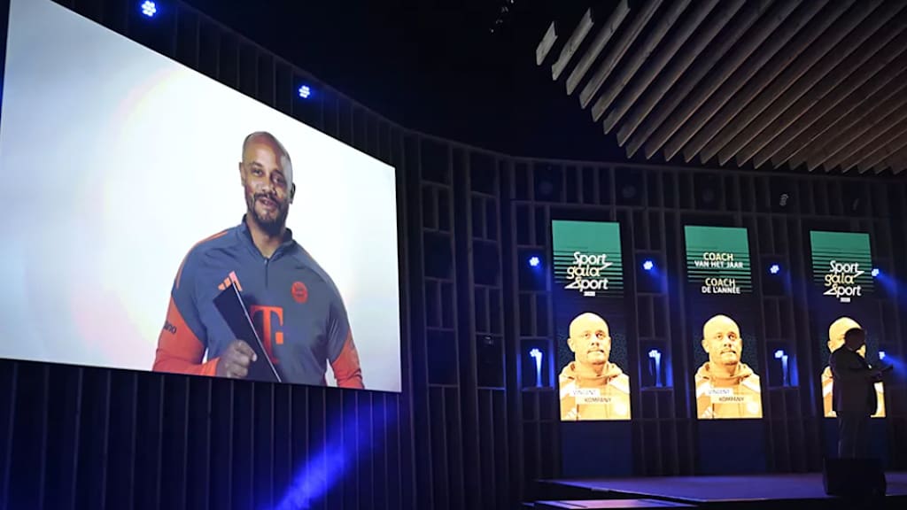 Die Videobotschaft von Kompany wird auf einer Bühne gezeigt.