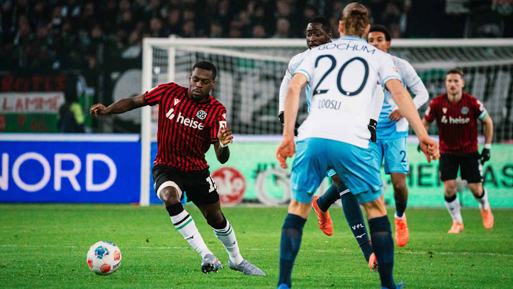 Noel Aseko Nkili dribbelt mit dem Ball.
