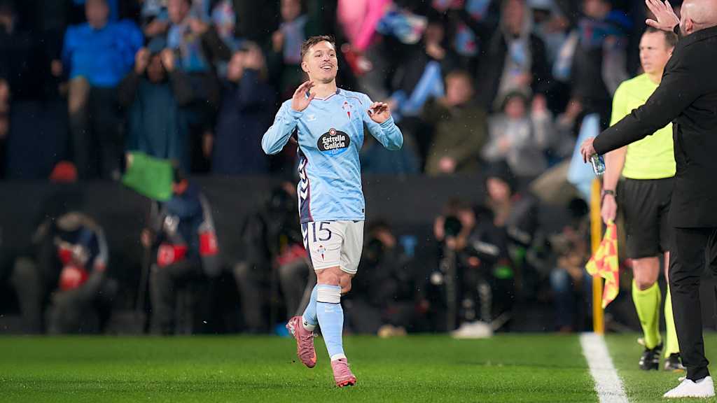 Bryan Zaragoza läuft lächelnd in Richtung Bank.