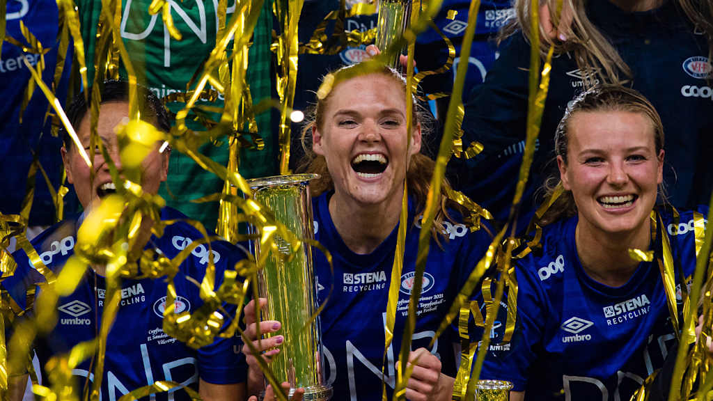 Stine Ballisager bejubelt einen Titelgewinn mit Vålerenga Oslo.