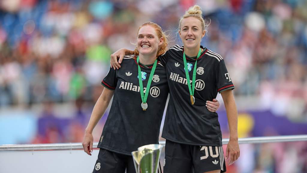 Stine Ballisager und Carolin Simon nach dem Gewinn des Supercups in Karlsruhe.