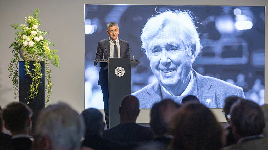 Herber Hainer hält eine Rede bei der Gedenkfeier für Dr. Fritz Scherer