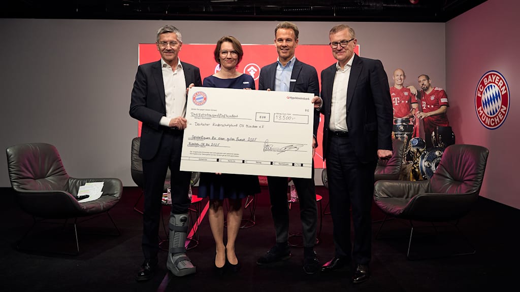 Herbert Hauner und Jan-Christian Dreesen überreichen dem Kinderschutzbund einen Scheck.