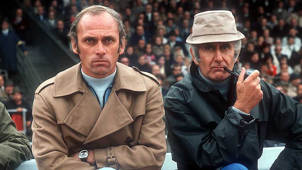 Ganztags schlau: Robert Schwan, ohne Pfeife undenkbar, auf der Bank mit Udo Lattek.