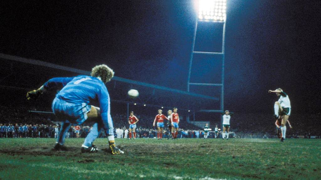 Gleich macht's klatsch: Jean-Marie Pfaff und Michael Kutzop beim Meister-Elfer 1986