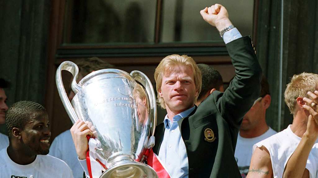 Der King und das Ding: Oliver Kahn mit dem Henkelpott 2001 auf dem Rathausbalkon