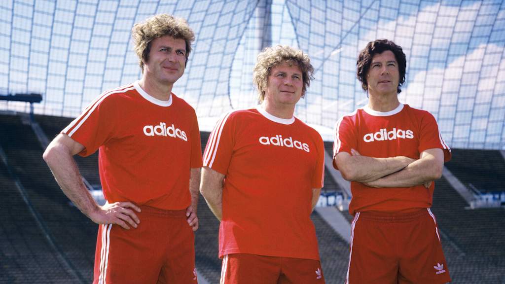 Die Helden, beinahe zurück in den 70ern: Kalle, Uli und Franz beim Retro-Trikotshooting im Olympiastadion