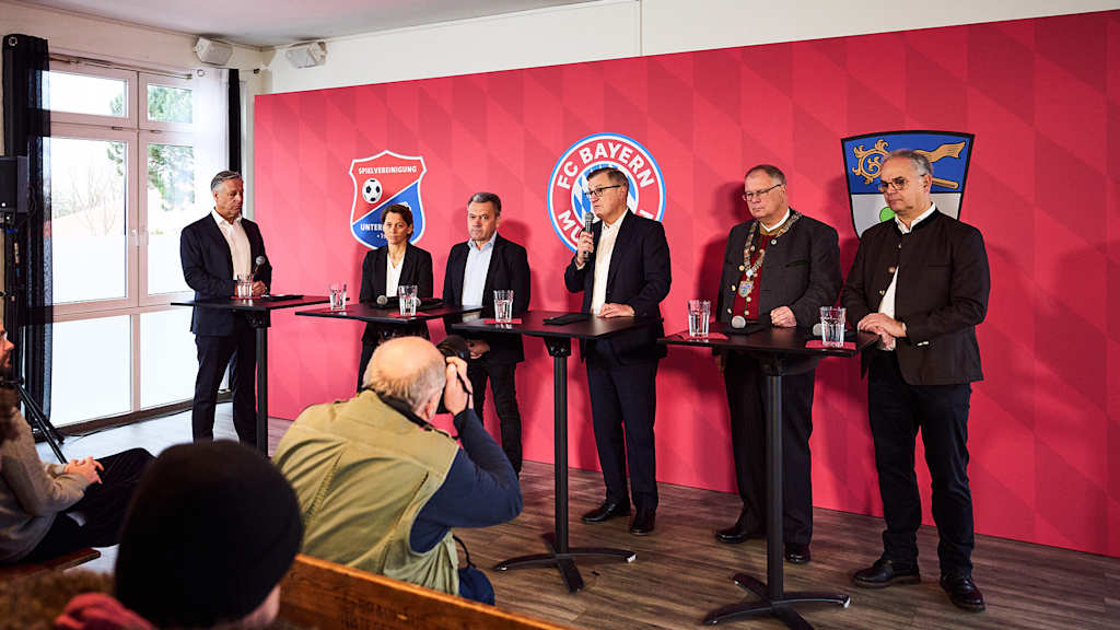 Stefan Mennerich, Bianca Rech, Manfred Schwabl, Jan-Christian Dreesen, Wolfgang Panzer und Jürgen Muth sprechen bei der PK zum Erwerb des Sportparks Unterhaching durch den FC Bayern.