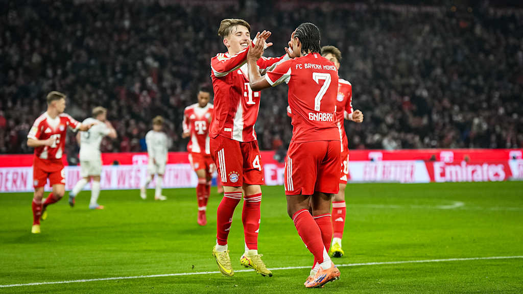 Lennart Karl und Serge Gnabry jubeln während des Bundesliga-Heimspiels des FC Bayern gegen den 1. FSV Mainz 05
