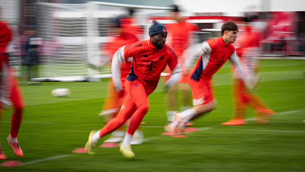 Alphonso Davies bei einer Sprintübung im Training des FC Bayern