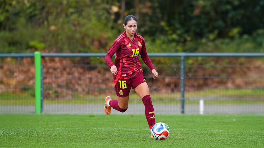 Kassandra Potsi im Dress der deutschen Nationalmannschaft mit dem Ball am Fuß.