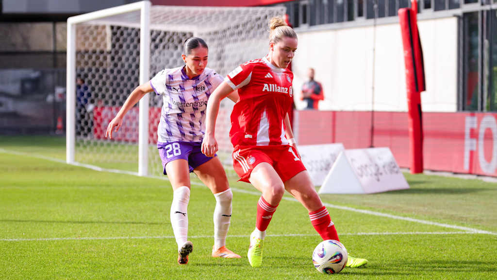 Kassandra Potsi und Alara Şehitler im Zweikampf während des Bundesliga-Duells der FC Bayern Frauen gegen die SGS Essen.