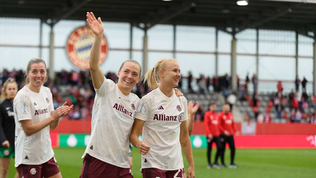 Pernille Harder und Magdalena Eriksson winken den Fans.