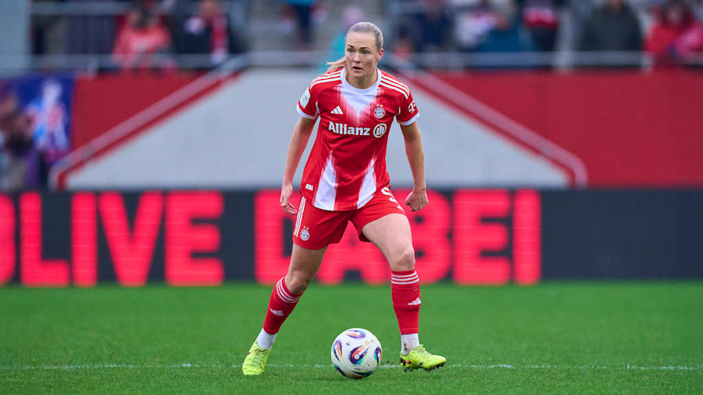 Magdalena Eriksson im Trikot des FC Bayern München mit dem Ball am Fuß.