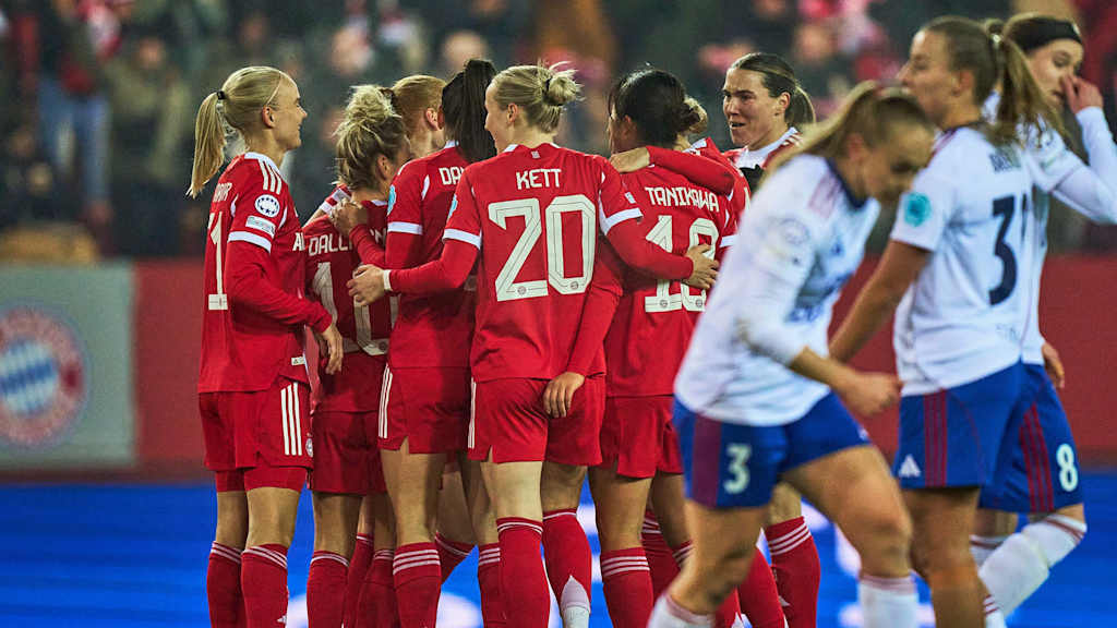 Die FC Bayern Frauen jubeln über das frühe 1:0 von Momoko Tanikawa