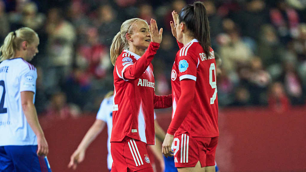 Pernille Harder (l.) klatscht mit Jovana Damnjanović ein