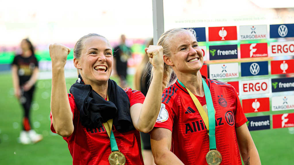 Magdalena Eriksson und Pernille Harder bejubeln den Sieg im DFB-Pokal.
