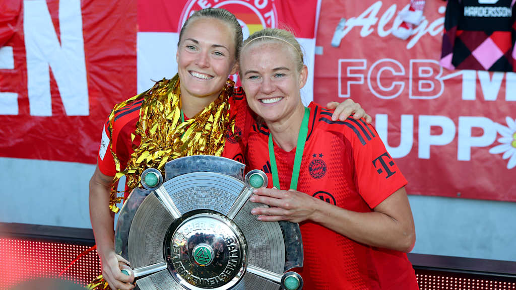 Pernille Harder und Magdalena Eriksson posieren gemeinsam mit der Meisterschale.