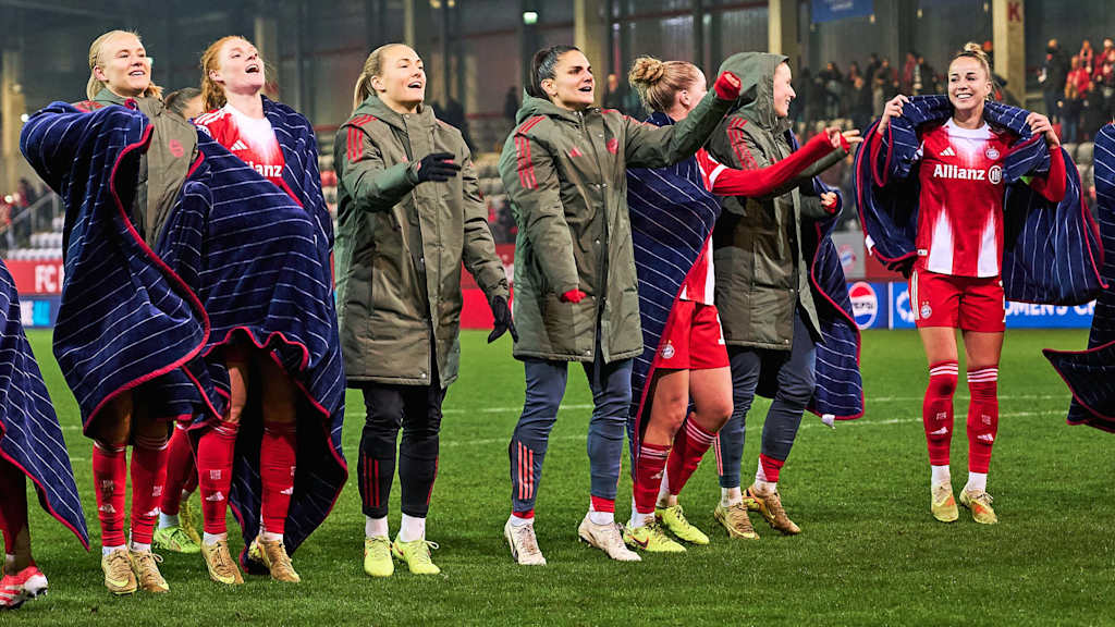 Jubel nach der Entscheidung vor den Fans: Die FC Bayern Frauen stehen direkt im CL-Viertelfinale