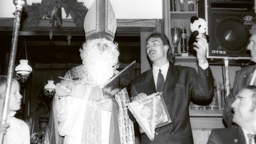 1988: Raimond Aumann als Helfer des Nikolaus beim Fanclub „Donau-Ries“. Bis heute bringen die Fanclubbesuche Kinderaugen zum Strahlen.