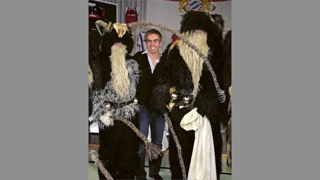 2009: Bei den „RedStars Attenhausen“ nehmen zwei Krampusse Philipp Lahm in die Zange. Er hat trotzdem gut lachen.