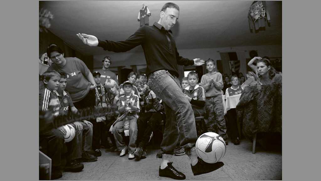 2009: Bei den „RedStars Attenhausen“ nehmen zwei Krampusse Philipp Lahm in die Zange. Er hat trotzdem gut lachen.