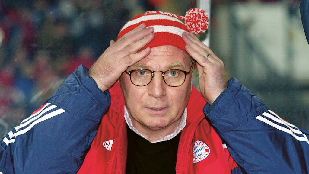 Wette verloren, „Pomperlhaube“ gewonnen: Im Dezember 2003 verpassten die Fans Uli Hoeneß einen neuen Look.